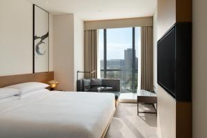 西安西安浐灞万枫酒店的酒店客房设有一张床和一个大窗户
