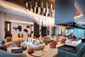 巴库Baku Marriott Hotel Boulevard的大堂配有沙发、椅子和吊灯