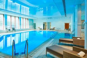 史云顿Delta Hotels by Marriott Swindon的大楼内一个蓝色的大型游泳池