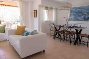 阿利坎特Gran apartamento, Aire acondicionado, piscina y parking gratuito的客厅配有白色的沙发和桌子