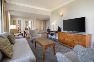 伯明翰Delta Hotels by Marriott Birmingham的带沙发和平面电视的客厅