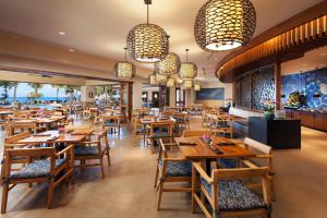 拉海纳卡纳帕里威斯丁纳尼海洋别墅 的餐厅设有木桌和椅子及灯