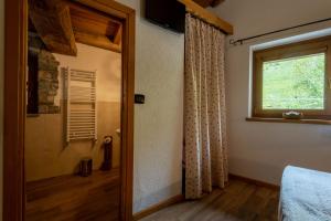 圣皮埃尔Le Vieux Noyer - Appartamenti al Verde villaggio di Rumiod的卧室设有通往窗户的门