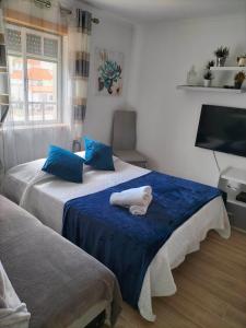 纳扎雷Moradia Meca - Casas para Férias的一间卧室配有两张带蓝色枕头的床