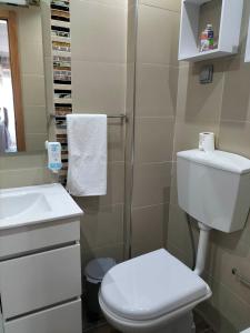 纳扎雷Moradia Meca - Casas para Férias的一间带卫生间和水槽的小浴室