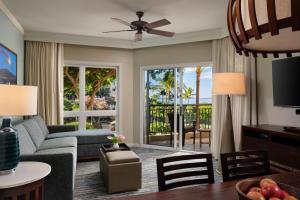 拉海纳The Westin Ka'anapali Ocean Resort Villas的客厅配有沙发和桌椅