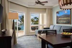 拉海纳The Westin Ka'anapali Ocean Resort Villas的客厅配有沙发和桌子