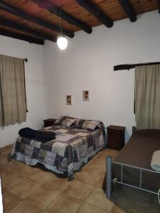 圣罗莎卡拉穆奇塔县El Espinillo, Casa de Campo的一间卧室,配有两张床