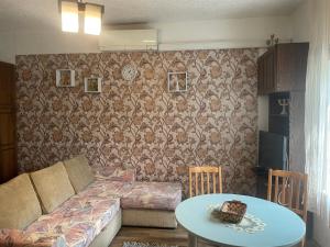 派尔努福兰德林森林公寓的客厅配有沙发和桌子