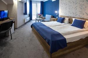 特里亚夫纳福美来家庭酒店的酒店客房设有一张大床和一台电视。