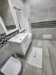 达喀尔MARINA APPART Hôtel的浴室配有白色卫生间和盥洗盆。