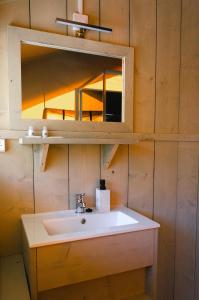 塔布阿Quinta dos Corgos的一间带水槽和镜子的浴室