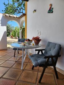 卡武埃鲁Quinta Das Amendoas的庭院里设有桌椅。