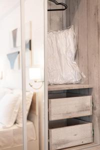 OinófitaBukovo Apartment的衣柜配有一张床和一个白色枕头