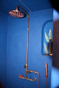 拉纳肯De Tuinkamer的蓝色房间的一盏灯,墙上是蓝色的