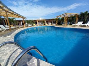 曼克拉Mancora y Sol的度假村内一个蓝色的大泳池