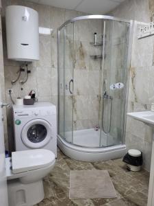 斯特鲁米察Luxury Central Apartment的带淋浴和洗衣机的浴室
