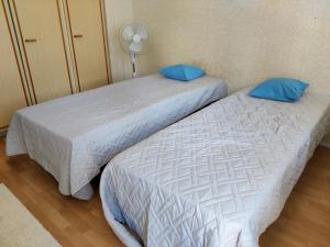 波里Yyterin portti的卧室内两张并排的床