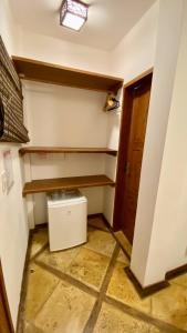 杰里科科拉Pousada Sunbrazil的洗衣房配有洗衣机和烘干机(墙上)