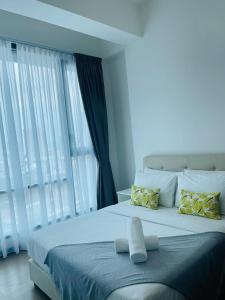 ASTRA at Opus Residences Kuala Lumpur客房内的一张或多张床位