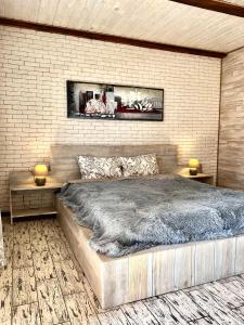 斯维季亚济Edelweiss House的一间卧室设有一张大床和砖墙