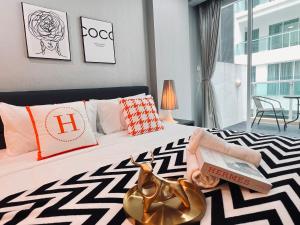 吉隆坡Mont kiara 5-Star Deluxe Suite 2-4pax的一间卧室,床上有金色的奖杯