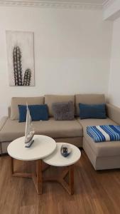 布埃乌Apartamento Centroplaya的客厅配有沙发和桌子