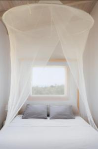 尼基季Villa Kladi的卧室内的白色床和窗户