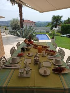 奥弗涅库尔农villa josepha的一张桌子,上面放着盘子,上面放着一个游泳池