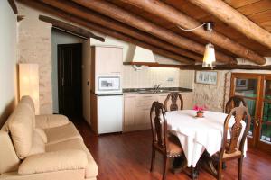 贝塞特Casa Morató的厨房以及带桌椅的用餐室。