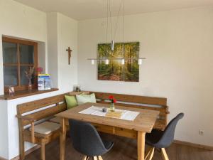 圣吉尔根Garten Apartment Diwoky的一间带木桌和椅子的用餐室