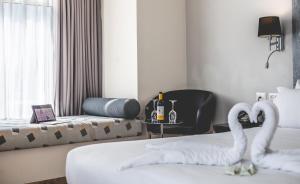 荷兹利亚本杰明商务酒店的酒店客房,床上有两只天鹅