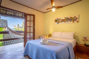 阿拉夏奇巴海滩Pousada Cruzoé的一间卧室,床上放着两只动物