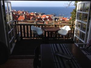 古兹耶姆SPECTACULAR PANORAMIC VIEWS OF GUDHJEM的一个带桌椅的海景阳台