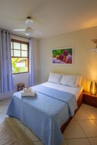 阿拉夏奇巴海滩Pousada Cruzoé的一间卧室配有一张带蓝色毯子的大床