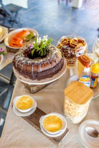 阿拉夏奇巴海滩Pousada Cruzoé的一张桌子,上面有大蛋糕和其他食物