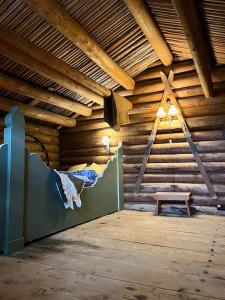 Stabburet på Gaarder / wifi og sauna的一间设有木墙的房间,里面设有长凳