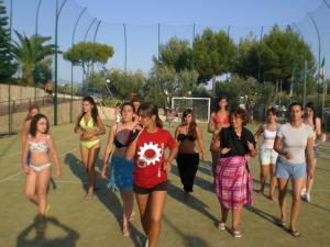 维耶斯泰Villaggio Turistico Defensola的一群人在网球场上散步