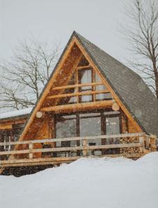 ŞurdeştiAframehouse的雪地小木屋,带屋顶