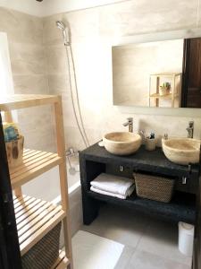 圣马克西姆Villa avec piscine privée的浴室设有2个水槽和镜子