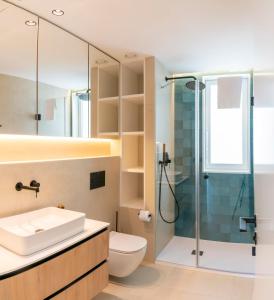 波伊奥RD Hotel Apartamento的一间带水槽和淋浴的浴室