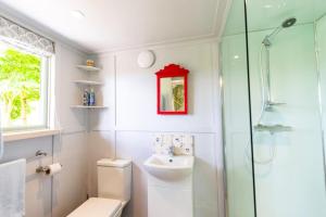 Long BredyCottage Orné的浴室配有卫生间、盥洗盆和淋浴。