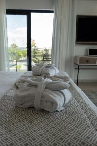 法鲁Ria Formosa Guest House的一间卧室配有两张床和白色毛巾。