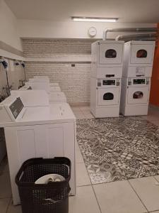 圣地亚哥Lindo departamento equipado (Cercano a Terminal Sur)的厨房配有白色家电和垃圾桶