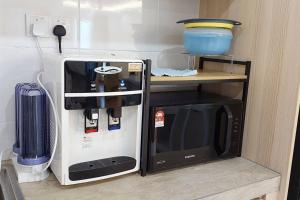 米里Sunsky Condominium Homestay 2的一间带微波炉和冰箱的小厨房