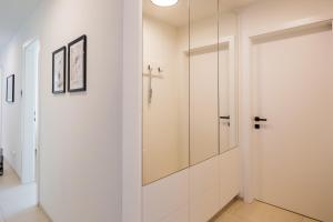 因斯布鲁克Moderne Wohnung mit Terrasse的白色的浴室设有玻璃淋浴间门