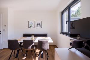 因斯布鲁克Moderne Wohnung mit Terrasse的一间带桌椅的用餐室