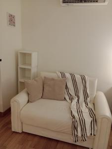 拉普拉塔Excelente Monoambiente Monito 15的客房内的白色沙发上配有枕头