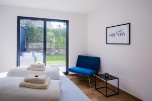 因斯布鲁克Moderne Wohnung mit Terrasse的一间卧室配有两张床和一张蓝色椅子