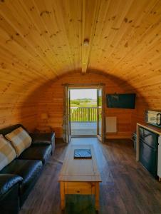 KeltyPond View Pod 2 with Private Hot Tub -Pet Friendly- Fife - Loch Leven - Lomond Hills的客厅配有沙发和桌子